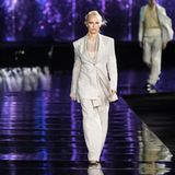 Ernste Miene und seriöser Business-Look: Auf dem Laufsteg der Hugo Boss Show in Pamela Anderson kaum wiederzuerkennen.