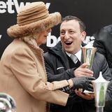 Glückliche Gesichter bei der Preisvergabe: Königin Camilla überreicht nach dem Pferderennen einen Pokal. 