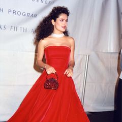 Salma Hayek hatte das feuerrote Corsagenkleid von Isaac Mizrahi 1997 beim "Fire and Ice"-Ball getragen – zehn Jahre bevor Valentina das Licht der Welt erblickte. Es dürfte für die 15-Jährige eine besondere Ehre gewesen sein, ihren Oscar-Auftritt in einem Kleid ihrer Mutter zu absolvieren.