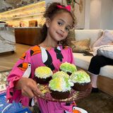 Zufrieden präsentiert Luna ihre selbst gebackenen Muffins.Chrissy Teigen kann wirklich stolz auf ihre älteste Tochter sein, die sich so rührend um die Familie kümmert, während Mama auf Reisen ist. 
