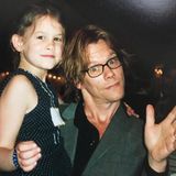Mit diesem schönen Kindheitsfoto von Tochter Sosie schwelgt Kevin Bacon am 31. Geburtstag seiner Tochter in Erinnerungen. Auf Instagram gratuliert der Schauspieler Sosie zum Ehrentag und schreibt: "Ich bin ein glücklicher Vater". 