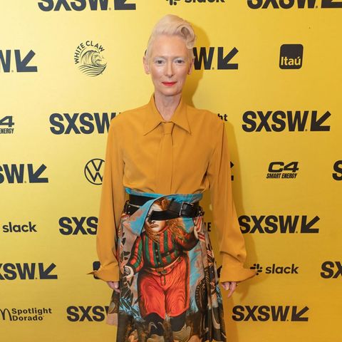 Wenn man sich bei einer Sache bei Tilda Swinton sicher sein kann, dann, dass es modisch bei der Schauspielerin nie langweilig wird. Bei der Premiere ihres neuen Films "Problemista" bei dem SXSW Festival in Austin präsentiert sie sich im gewohnt extravaganten Look. In einer fließenden Bluse mit integriertem Schlips, knielangem Rock mit Kunstdruck und spitzen Schnürschuhen posiert sie auf dem Red Carpet.
