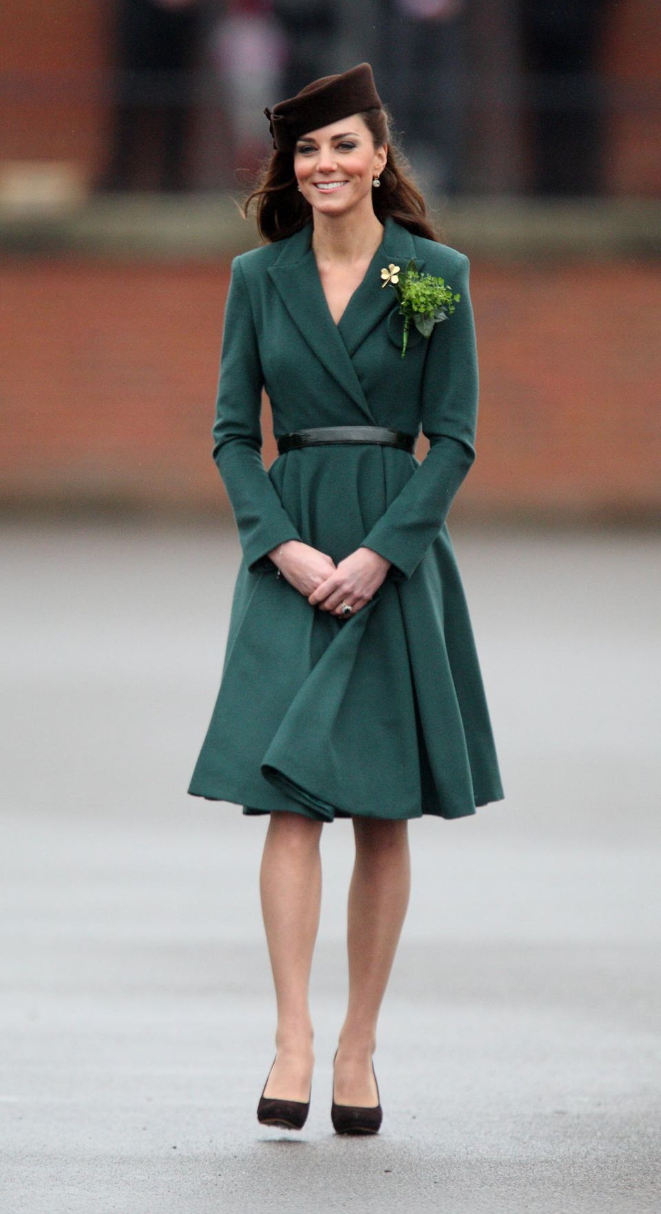Bei ihrem ersten offiziellen St. Patrick's-Auftritt zeigt sich Kate in einem Mantelkleid von Emilia Wickstead. 