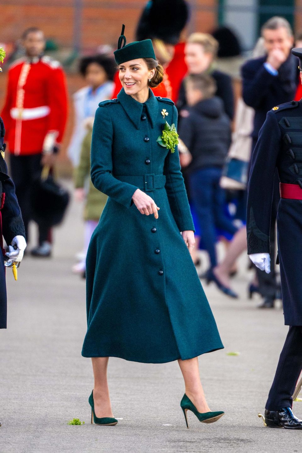 2022 überrascht Catherine mit einem dunkelgrünen Mantelkleid von Laura Green London.