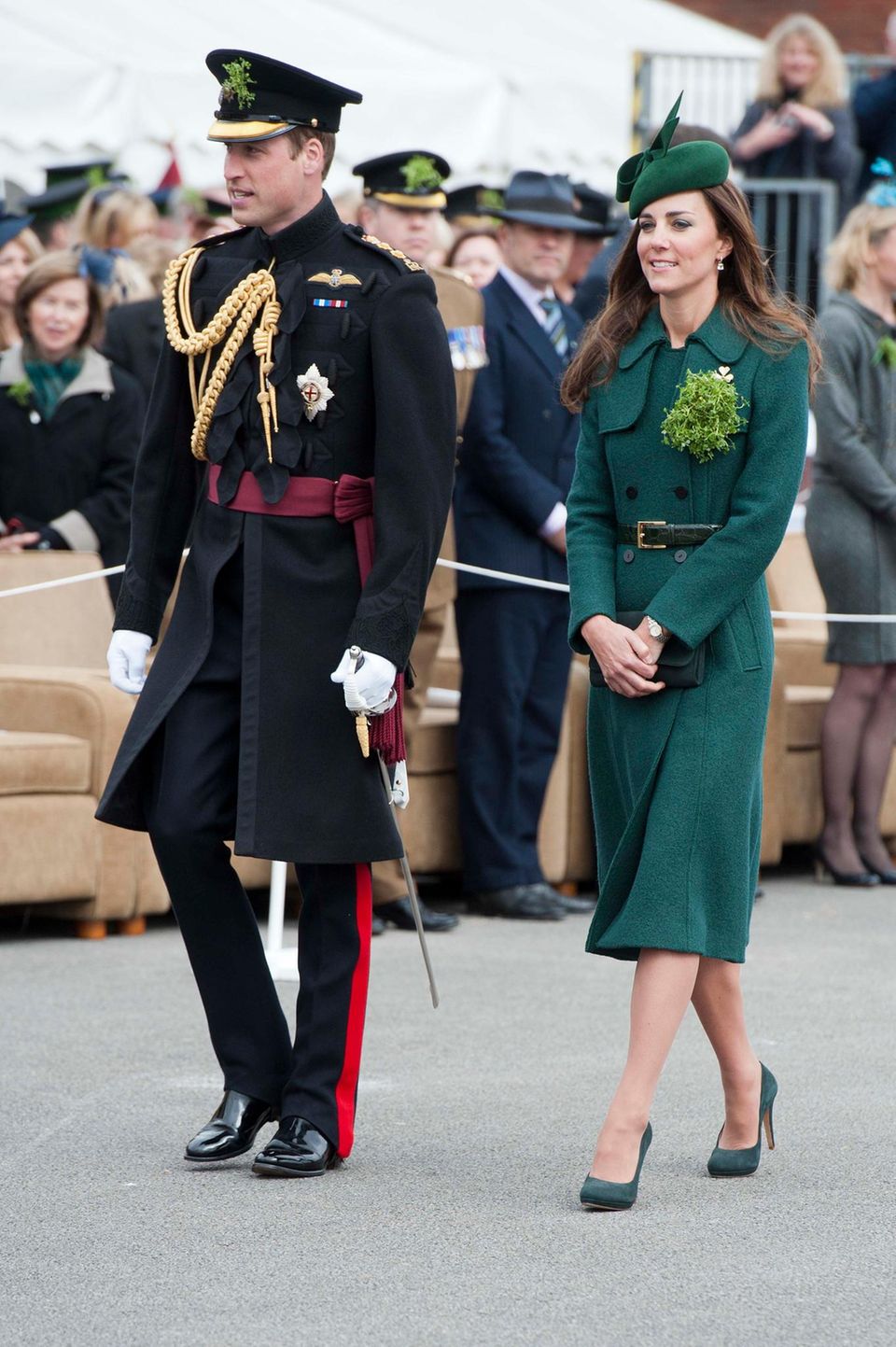 Wird Catherine ihr jährliches grünes Kleid gegen eine Uniform, wie Prinz William sie hier trägt, tauschen? Wird Catherine ihr jährliches grünes Kleid gegen eine Uniform, wie Prinz William sie hier trägt, tauschen?