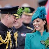 Schon bei ihrer Ankunft in den Mons Barracks gibt es für William und Kate viel zu lachen. 