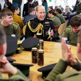 Prinz William unterhält sich ausgelassen mit den Junioren der Irish Guard. 