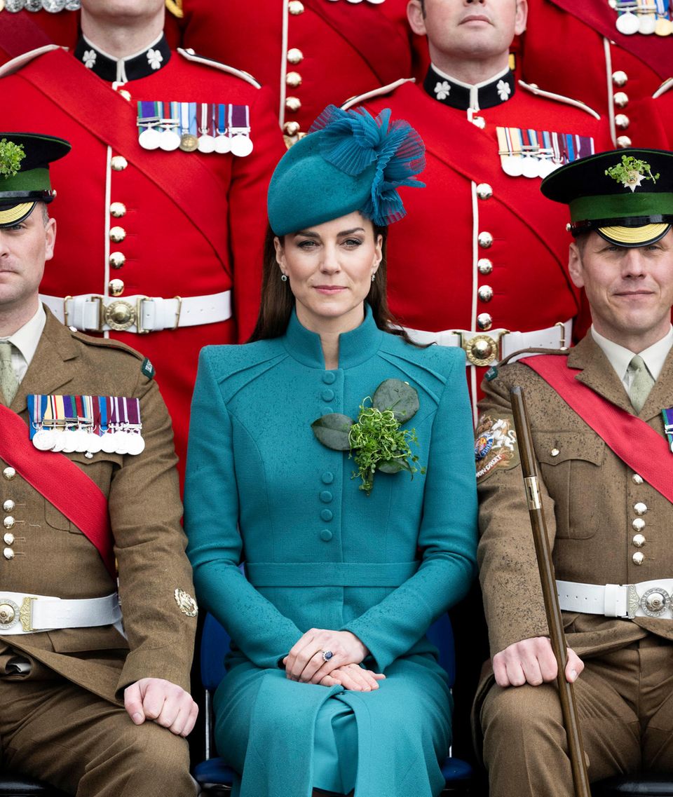 Uniform-inspiriert: Catherine Kleid ziert ebenso wie die Uniform der Irish Guards vier Knöpfe in einer Reihe. 