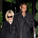 Sie sind wohl das überraschendste Paar des Jahres. Seit ihrem Pärchen-Auftritt bei der Fashion Week in Paris sind Avril Lavigne und Tyga in aller Munde. Hand in Hand zeigt sich das frisch verliebte Paar in Los Angeles. Und auch optisch nähern sich die Sängerin und der Rapperin weiterhin an. Im schwarzen Partnerlook signalisieren sie ganz klar: Wir gehören zusammen.   