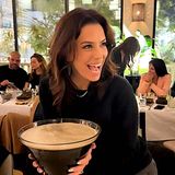 Am 15. März feierte Eva Longoria den National Espresso Martini Day, und wenn sie auch nur einen Teil aus diesem XXL-Cocktailglas getrunken haben sollte, versteht sich, dass der Tag, wie sie auf Instagram schreibt, doch etwas schwummerig war. Hier bekommt man schließlich schon vom Hinsehen einen Schwips.