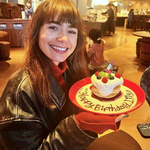18. März 2023  Happy birthday, Lily Collins! Die Schauspielerin feiert ihren 34. Geburtstag in diesem Jahr ein paar Stunden früher als sonst, sie ist derzeit zu Besuch in Japan. Ihr erster Reisestopp ist der Moominvalley Park in Hanno. Dort gönnt sie sich eine beerig-sahnige Süßigkeit, ein Glückwunsch aus der Küche des Freizeitparks.
