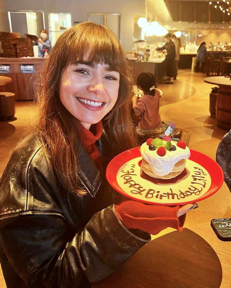 18. März 2023  Happy birthday, Lily Collins! Die Schauspielerin feiert ihren 34. Geburtstag in diesem Jahr ein paar Stunden früher als sonst, sie ist derzeit zu Besuch in Japan. Ihr erster Reisestopp ist der Moominvalley Park in Hanno. Dort gönnt sie sich eine beerig-sahnige Süßigkeit, ein Glückwunsch aus der Küche des Freizeitparks.