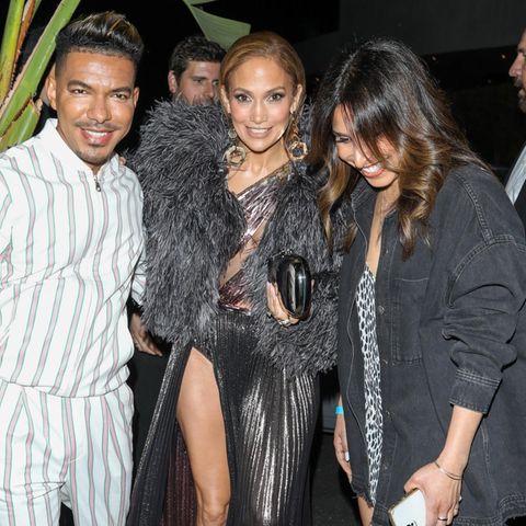Jennier Lopez lädt gemeinsam mit Revolve zum schicken Event in Los Angeles ein. Als Gastgeberin des Abends hat sie sich natürlich ordentlich in Schale geworfen. Im schimmernden Kleid mit hohem Beinschlitz und extravaganter Fake-Fur-Jacke ist sie der Hingucker des Events.
