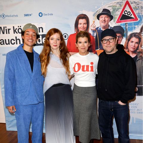 Aurel Mertz, Pheline Roggan, Anke Engelke und Bjarne Mädel zeigen sich als harmonische Einheit bei der Vorstellung von "Wir können auch anders". Wie verschieden die Geschmäcker der Schauspieler:innen sind, wird bei dem Betrachten des Fotos direkt klar. Während Aurel auf einen knalligen Cord-Anzug setzt, erscheint Bjarne ganz leger im schwarzen Hoodie. Auch die beiden Frauen könnten vom Stil nicht unterschiedlicher sein. Was für eine erfrischende Abwechslung!
