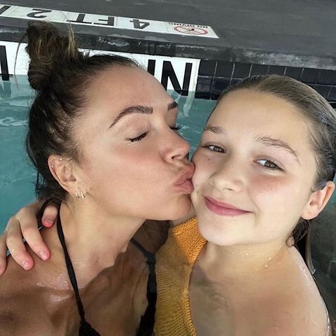 In Großbritannien wird heute schon der Muttertag gefeiert, und Familie Beckham lässt Mama Victoria mit einer ganzen Reihe süßer Fotos und Liebeserklärungen auf Instagram besonders hochleben. Sie selbst bedankt sich wiederum mit tollen Bilder ihrer Kids und bezaubernden Worten an Papa David und die vier Sprösslinge. Dieses Knutschfoto mit Nesthäkchen Harper gefällt uns am besten.