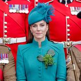 Der Regen stört Catherine, Princess of Wales, überhaupt nicht, das tolle Farbspiel von roten Uniformen und ihrem türkisfarbenen Outfit ist auch einfach zu schön.