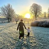 19. März 2023  Nach Catherine, Princess of Wales, bezaubert auch Prinzessin Eugenie mit einem neuen Familienfoto anlässlich des britischen Muttertags. "Ich liebe es, deine Mama zu sein!" kommentiert sie dieses schöne Wintersonnenbild von sich, Hand in Hand mit Sohn August. Der Kleine wird schon bald ein großer Bruder sein.