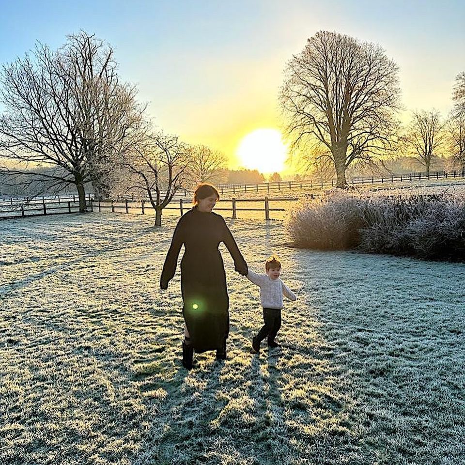 19. März 2023  Nach Catherine, Princess auch Wales bezaubert auch Prinzessin Eugenie mit einem neuen Familienfoto anlässlich des britischen Muttertags. "Ich liebe es, deine Mama zu sein!" kommentiert sie dieses schöne Wintersonnenbild von sich, Hand in Hand mit Sohn August. Der Kleine wird schon bald ein großer Bruder sein.