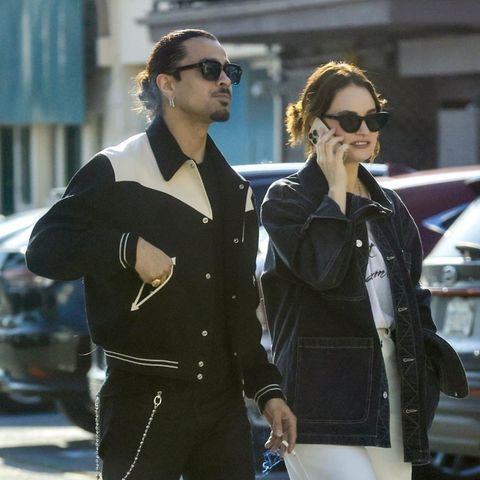 Liebeskummer sieht anders aus: Nach der angeblichen Trennung von Michael Shuman wird Lily James jetzt mit Geschäftsmann Andrei Gillott erwischt. Dieser soll zuletzt mit Lana Del Rey zusammen gewesen sein. Optisch würden die Schauspielerin und der Freund von Leonardo DiCaprio auf jeden Fall gut zusammenpassen, auch modisch harmoniert's: Lily trägt eine weiße Culotte, eine lässige Jeansjacke und weiße Sneaker, ihre Begleitung setzt auf rockiges Schwarz und Converse. 