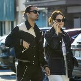 Liebeskummer sieht anders aus: Nach der angeblichen Trennung von Michael Shuman wird Lily James jetzt mit Geschäftsmann Andrei Gillott erwischt. Dieser soll zuletzt mit Lana Del Rey zusammen gewesen sein. Optisch würden die Schauspielerin und der Freund von Leonardo DiCaprio auf jeden Fall gut zusammenpassen, auch modisch harmoniert's: Lily trägt eine weiße Culotte, eine lässige Jeansjacke und weiße Sneaker, ihre Begleitung setzt auf rockiges Schwarz und Converse. 