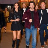 Ob sich die Schwägerinnen bei der Wahl ihrer Schuhe abgesprochen haben? Auch Danielle Jonas trägt schwarze Wildlederstiefel. Diese kombiniert sie zu einem schwarzen Ensemble mit Lederapplikationen. Ihr Mann Kevin Jonas trägt einen legeren Look: eine rote Samt-Jacke und Jeans. 