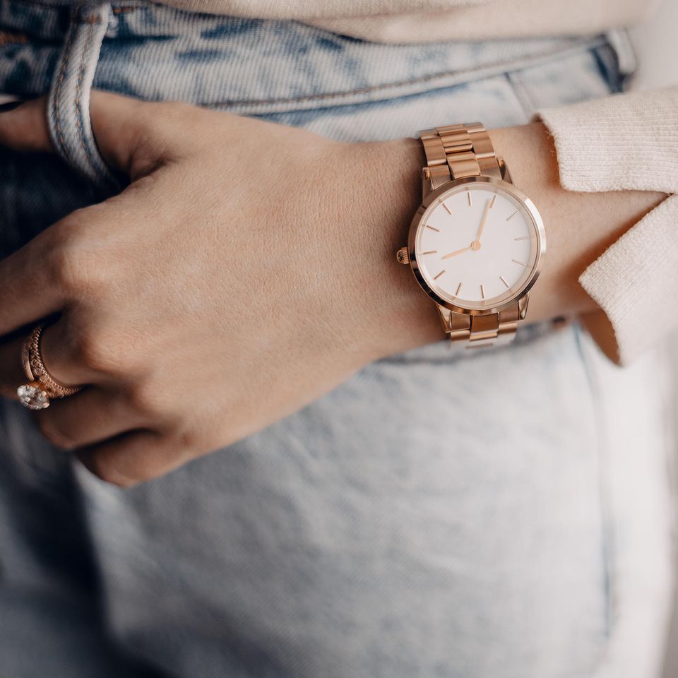 Deals des Tages: Frau trägt goldene Armbanduhr