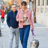 Mit diesem farbenfrohen Look sorgt Helena Christensen direkt für ein bisschen Frühlingsstimmung. Das ehemalige Supermodel zeigt sich beim Gassigehen in New York in einer süßen Cordjacke in Rosa, Jeans und mit großer Sonnenbrille. Dazu kombiniert Helena Sneaker in einer Pastell-Nuance. Und für den Fall, dass sie doch mal eine kühle Brise erwischt, hält ein cooler Strickpullover mit Akzenten in Orange und Grün schön warm.