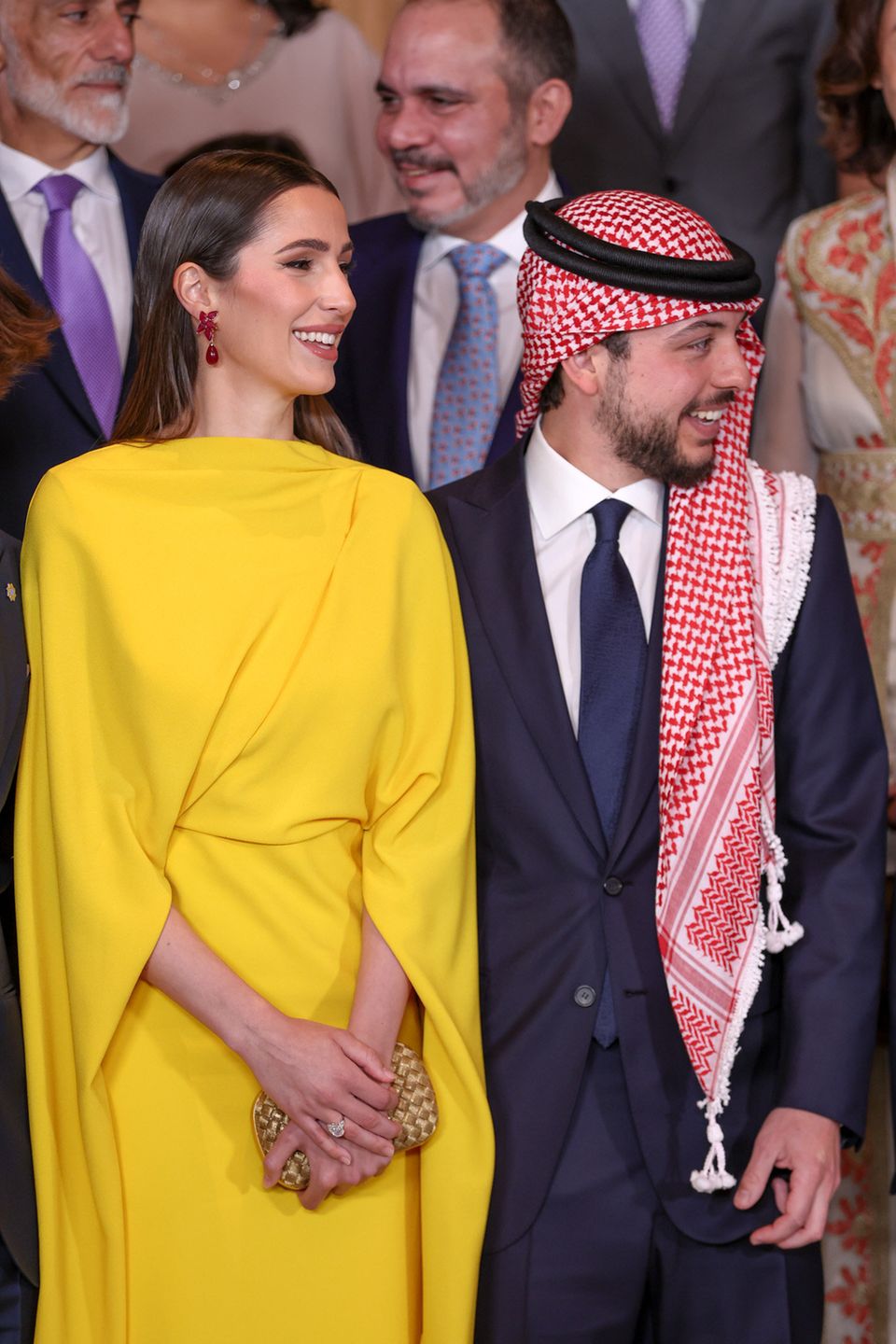 Bei der Hochzeit von Prinzessin Iman strahlt Rajwa Al Saif mit ihrem Klunker um die Wette. 