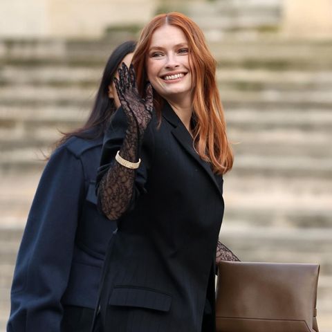Sexy, mutig, frech: Mit diesem Look gehören ihr nicht nur die Herzen in Paris. Camille Razat gilt seit der ersten Staffel von „Emily in Paris“ als heimlicher Style-Star  der Netflixserie. Mit ihrer neuen Haarfarbe wird sie diesem Ruf nun auch abseits des Bildschirms gerecht. Die Französin springt auf den aktuellen Arielle-Hair-Trend auf und zeigt sich selbstbewusst in Paris mit neuen kupferroten Haaren. Von Blond auf Rot – ganz schön mutig, aber auch ganz schön cool. Denn die neue Haarfarbe steht ihr fantastisch!
