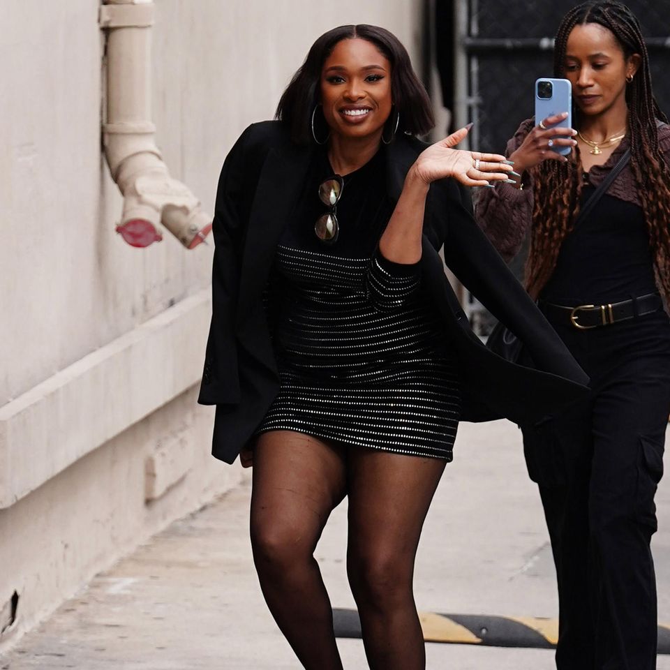 Hauptsache bequem, denkt sich Jennifer Hudson auf dem Weg zu Jimmy Kimmel in Hollywood. Während sie im Minikleid mit silbernen Streifen bereits ein sexy Statement setzt, schlüpft sie untenrum in flauschige Plüsch-Schlappen in Lila. High Heels? Die kommen dann wohl spätestens mit Beginn der Show. Clever!