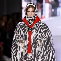 Erkennen Sie dieses neue Laufsteg-Talent, das im Jeanszweiteiler im modernen Zebra-Look über den Catwalk der Show von Vivienne Tam schreitet? Das ist Ursula Karvens jüngster Sohn Liam Taj Karven-Veres. In New York feierte er gerade sein Laufsteg-Debüt und startet als Model durch. 