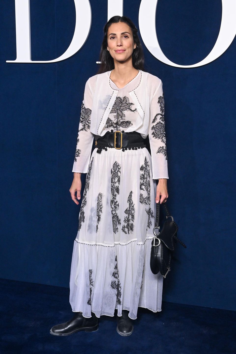Alessandra de Osma: Romantisches weißes Kleid zu derben Boots: Sassa beweist bei Dior, dass die den Stil-Mix beherrscht. Romantisches weißes Kleid zu derben Boots: Sassa beweist bei Dior, dass die den Stil-Mix beherrscht.