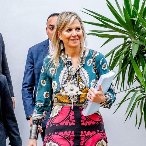 Am zweiten Tag ihrer Reise als Sonderbeauftragte trägt sie für ihren Meeting-Marathon ein buntes Valentino-Kleid und eine klassische Chanel Tasche.