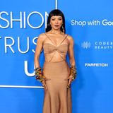 Kat Grahams XXL-Goldarmreifen lenken fast komplett von ihrem sexy bronzefarbenen Bauchfrei-Look ab.