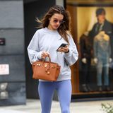 Nur kurz zum Fitnessstudio und dann noch eine Runde Shopping – Model Alessandra Ambrosio hat den Athleisure-Look für sich perfektioniert und kombiniert zum Sport-Outfit eine kleine Birkin Bag von Hermès. So fällt gar nicht auf, dass sie kurz zuvor noch Gym gewesen ist. 