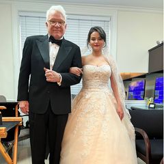 "Ratet mal, was gerade passiert ist", fordert Kult-Comedian Steve Martin seine Twitter-Fans auf, und postet dazu dieses Foto von sich und Co-Star Selena Gomez im spitzenmäßigen Brautlook! Und nein, es steht keine Hochzeit an, die beiden sind gerade bei den Dreharbeiten zu ihrer Serie "Only Murders In The Building" in New York. Wen Selena in ihrer Rolle als Mabel Mora heiraten will, ist noch nicht bekannt, Steve Martin knüpft mit seinem Look zumindest wieder nahtlos an eine seiner bekanntesten Rollen in "Vater der Braut" an. Wir dürfen gespannt sein!