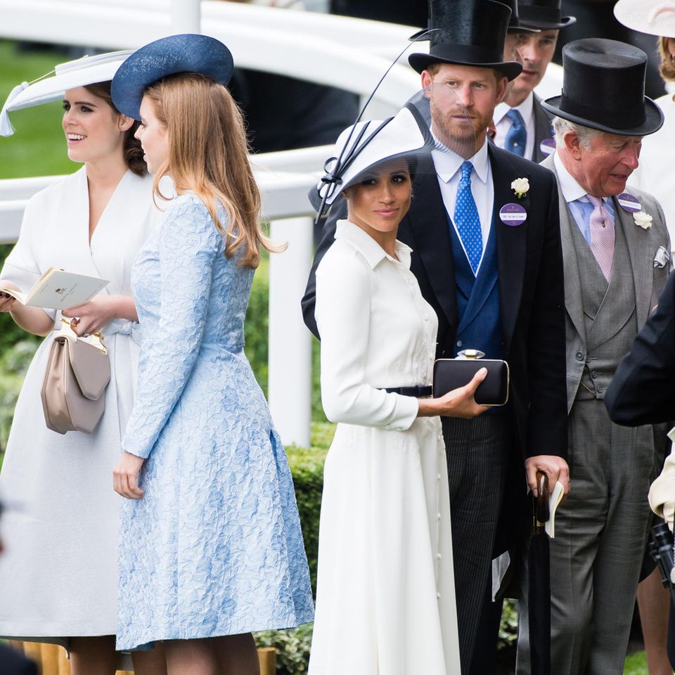 Prinzessin Eugenie, Prinzessin Beatrice, Herzogin Meghan, Prinz Harry, König Charles