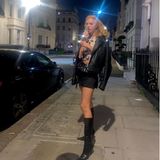 Im sexy Party-Look aus schwarzem Minirock, kniehohen Boots und derber Lederjacke zieht Anna durchs Londoner Nachtleben. Ein bisschen Lipgloss nachlegen – fertig ist das perfekte Outfit of the Night.