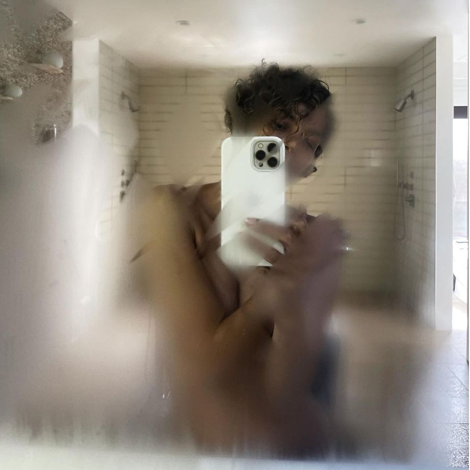 Ein bisschen Liebe zur Wochenmitte schenkt sich Halle Berry und sie lässt ihre Instagram-Follower:innen daran teilhaben. Die Schauspielerin ist offenbar gerade der Dusche entstiegen, der Spiegel ist noch beschlagen, sie steht nackt vor selbigem, verschränkt die Arme vor der Brust, um sie zu verdecken.