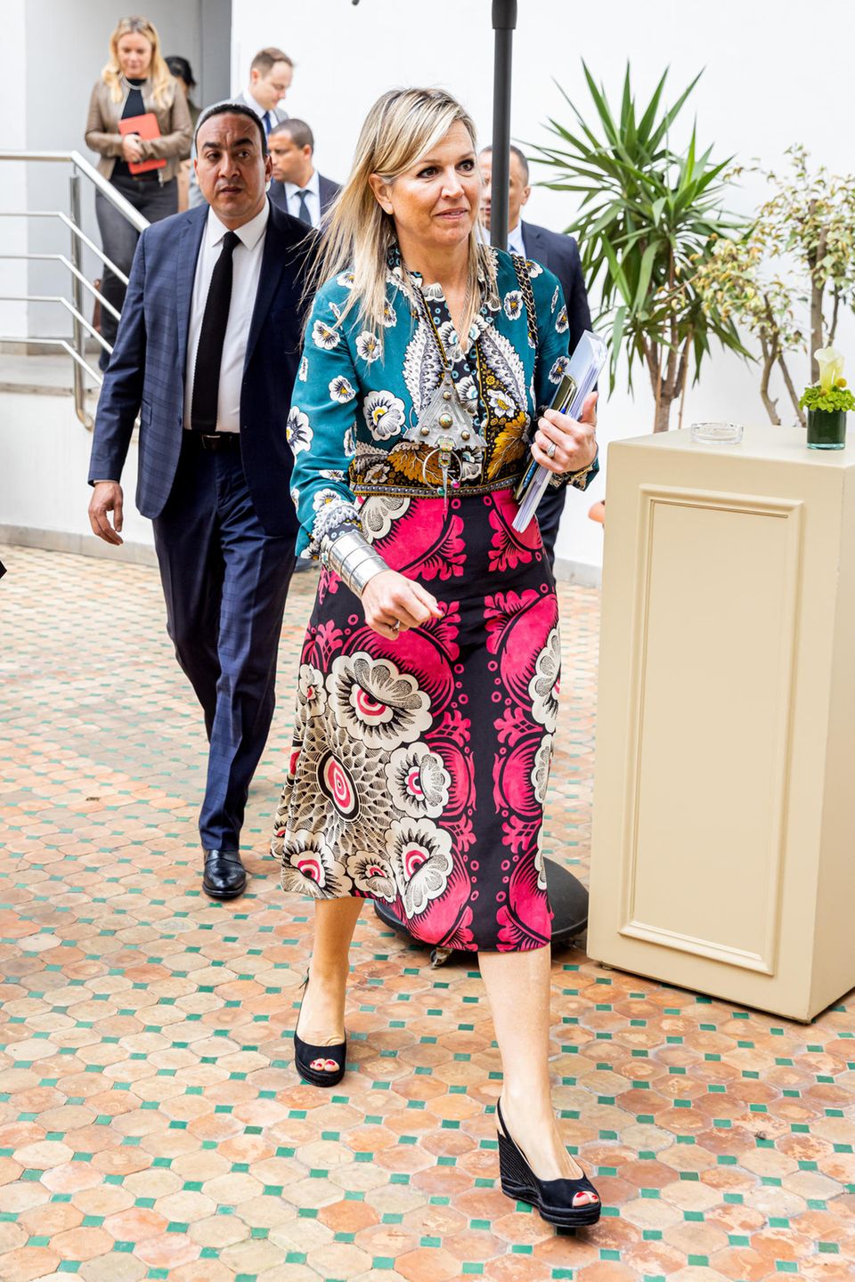 Königin Máxima: Königin Máxima in einem Musterkleid von Maison Valentino. Königin Máxima in einem Musterkleid von Maison Valentino.