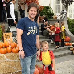 Bei einem berühmten Vater wie Mark Wahlberg sind alle Augen auf den Nachwuchs gerichtet. So auch bei dem Besuch eines Charity-Halloween-Events im Jahr 2010, das er mit seinem Sohn Michael besuchte. Der Vierjährige grinste schon damals cool in die Kameras.