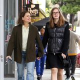 Sie werden so schnell groß — das denkt sich wohl Jennifer Garner bei ihrem Mutter-Tochter-Spaziergang mit ihrem Sprössling Violet. Bei ihrem Walk in Los Angeles fällt auf, dass die 17-Jährige ihre 173 Zentimeter große Mutter um einen halben Kopf überragt. 