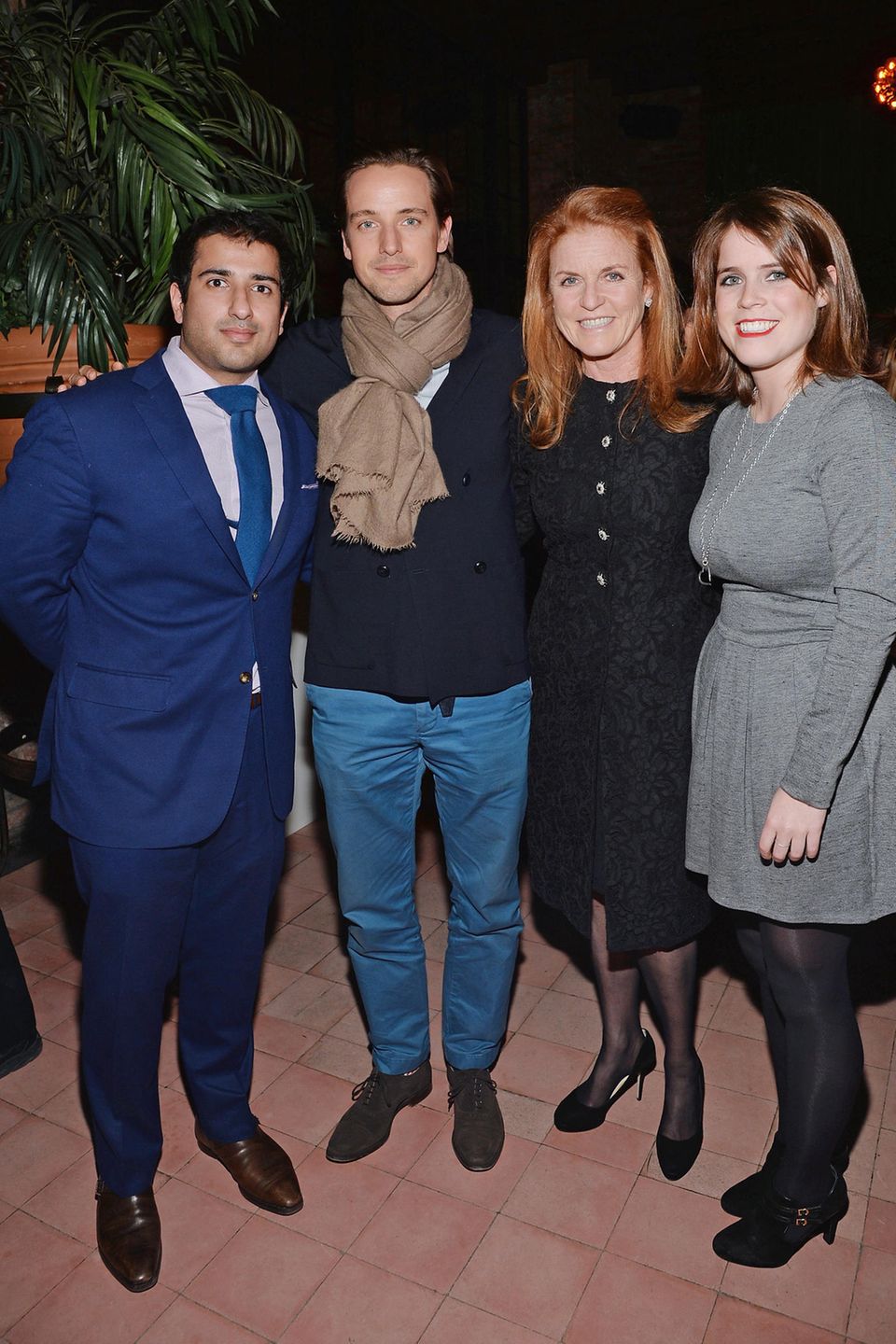 Man kennt sich: Alexander Gilkes (Mitte) und sein Geschäftspartner Osman Khan (links) sind mit den Royals per du. Auf dem Foto posieren sie auf einem Event mit Sarah Ferguson und Prinzessin Eugenie