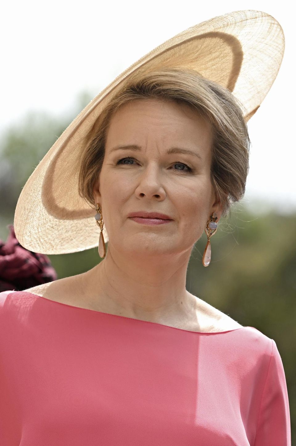 Königin Mathilde und König Philippe: Das Hut-Modell "Johanna" besticht auch durch die unterschiedliche Transparenz des Materials. Das Hut-Modell "Johanna" besticht auch durch die unterschiedliche Transparenz des Materials.