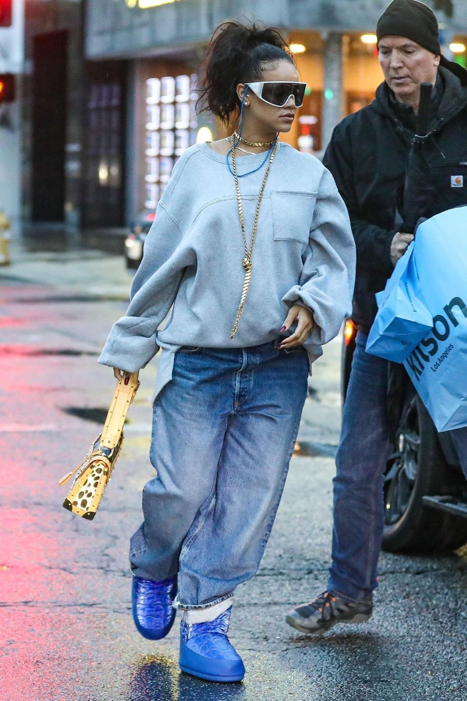 Alles, was Rihanna trägt, wird zum Trend. Dieser Look ist keine Ausnahme. In lässiger Baggyhose und XL-Sweater zeigt sich die schwangere Sängerin beim Shoppen in Los Angeles. Highlight ihres Looks: Die leuchtend blauen Cloud-Boots, bei denen es sicherlich nur einer Frage der Zeit ist, bis sie ausverkauft sind.