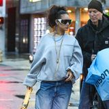 Alles, was Rihanna trägt, wird zum Trend. Dieser Look ist keine Ausnahme. In lässiger Baggyhose und XL-Sweater zeigt sich die schwangere Sängerin beim Shoppen in Los Angeles. Highlight ihres Looks: Die leuchtend blauen Cloud-Boots, bei denen es sicherlich nur einer Frage der Zeit ist, bis sie ausverkauft sind.