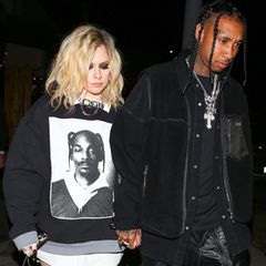 Avril Lavigne und ihr neuer Freund Tyga sind auf dem Weg zu einer Geburtstagsfeier. Besonders auffällig: die Ketten, die die beiden tragen. Die 80.000 Dollar teure Namenskette soll ein Geschenk des Rappers an seine Freundin sein und besteht aus weißen und schwarzen Diamanten, sowie rosa Saphiren. 
