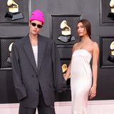 Ganz in Weiß posiert Hailey an der Seite ihres Ehemanns Justin bei den Grammys. Der hingegen bringt mit seinem Neon-Beanie etwas Farbe ins Spiel.