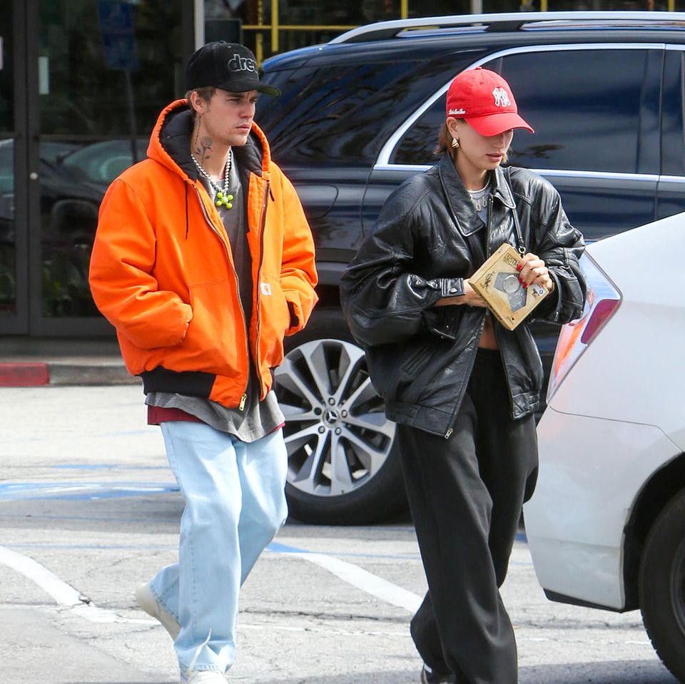 Wer hat sich da bei welchem Kleiderschrank bedient? Bei Hailey und Justin Bieber weiß man das nie so genau. Ob XL-Lederjacke, lässige Baggy-Jeans oder Cap: In Sachen Fashion ist sich das Paar immer einig.