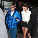 Justin und Hailey Bieber besuchen die "Moncler-"Party im Rahmen der Fashion Week in London. Selbstverständlich erscheint das Paar von Kopf bis Fuß in Outfits der Marke.